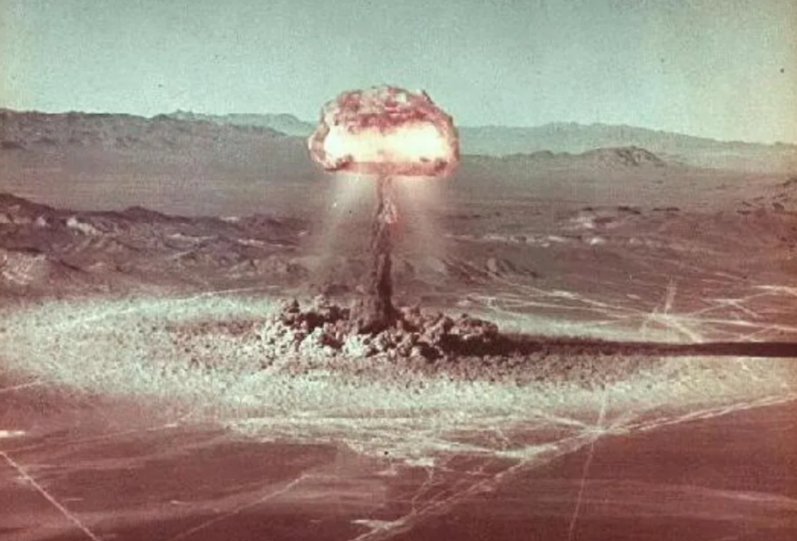 Nuclear testing. Ядерный взрыв в Неваде 1957. Невада полигон ядерных испытаний. Новая земля полигон ядерных испытаний. Испытания ядерного оружия на архипелаге новая земля.