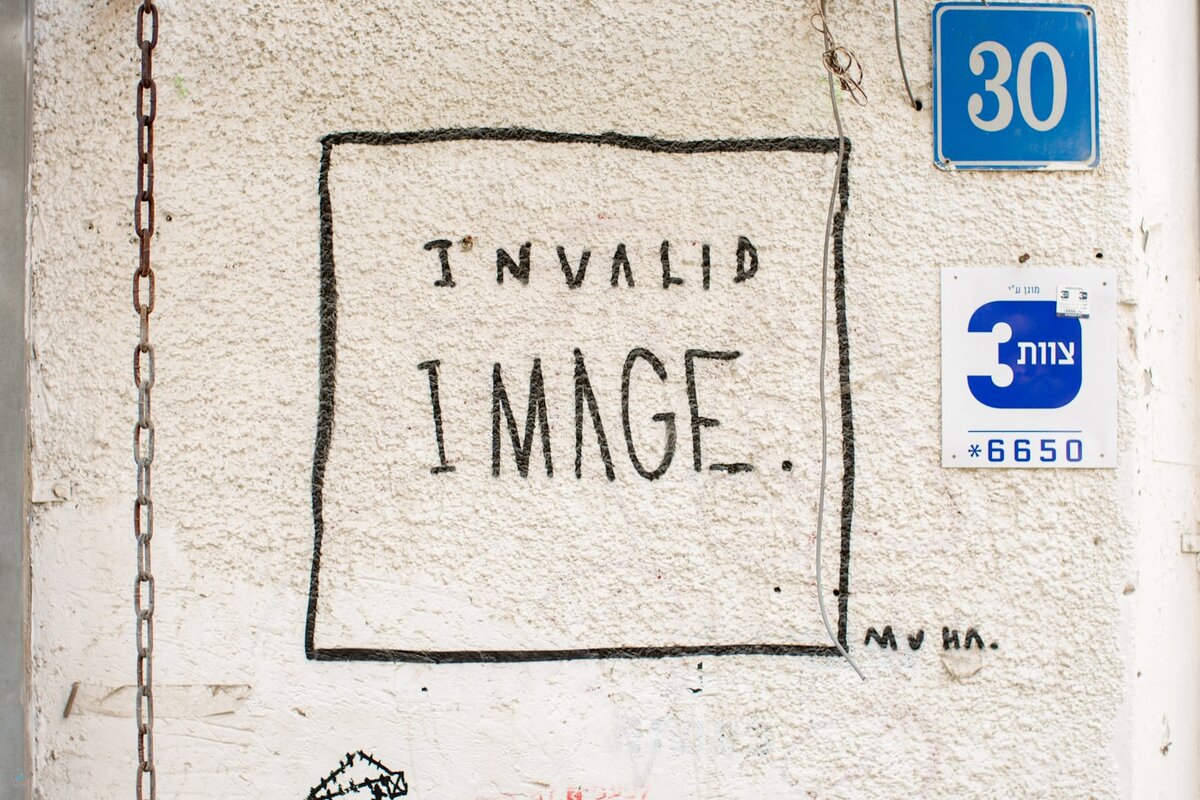 Нравится картинка: буквальный перевод "недействительное изображение". Источник: https://unsplash.com/photos/beige-text-signag-e-cOAchXtCUR4