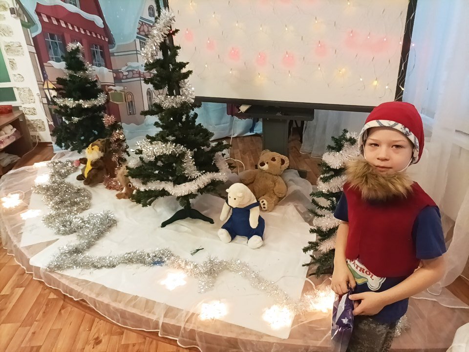 Гномик уже с подарком