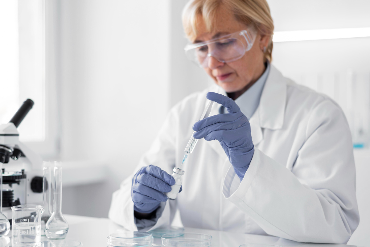 <a href="https://ru.freepik.com/free-photo/woman-laboratory-doing-experiments_13698349.htm#fromView=search&page=1&position=21&uuid=a8e01536-df08-47b2-a4e2-dcfe513f4e31&query=%D1%83%D1%87%D0%B5%D0%BD%D1%8B%D0%B5+%D0%B2+%D0%BB%D0%B0%D0%B1%D0%BE%D1%80%D0%B0%D1%82%D0%BE%D1%80%D0%B8%D0%B8">Изображение от freepik</a>