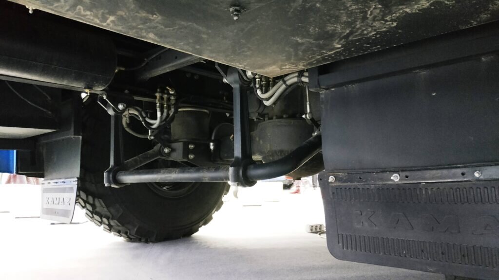  Заднюю рессорную подвеску заменили пневматической.