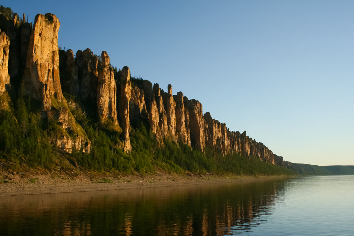 Природное образование на берегу лены. Река Лена статуя. Река Лена рисунок. Фотосессия на Ленских Столбах зимой.