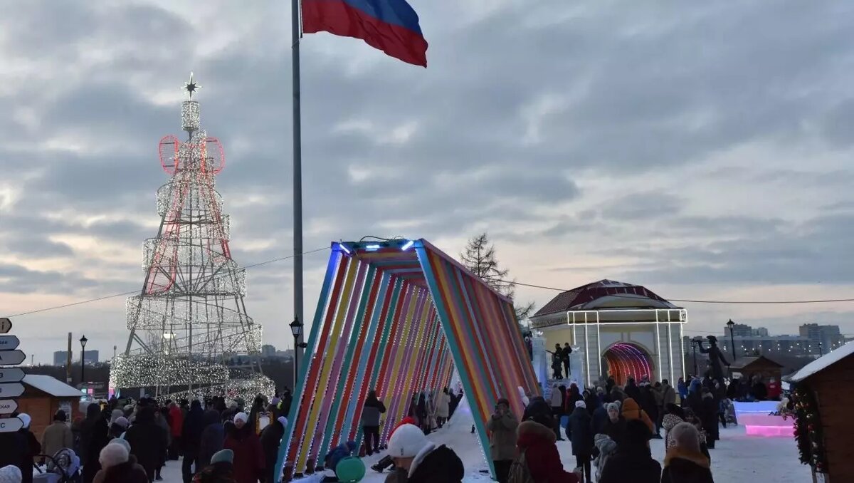 Горки, игры, сувениры». В Омске открылась главная городская елка |  gorod55.ru | Дзен