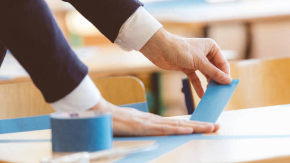    На стол приклеивают скотч:Freepik