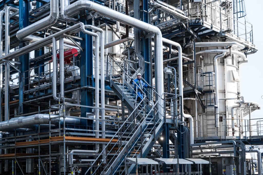 Завод переработки нефти. Нефтеперерабатывающий завод комсомольск на амуре. Омский нефтеперерабатывающий завод. Ао внии галургии. Омский нпз продукция.