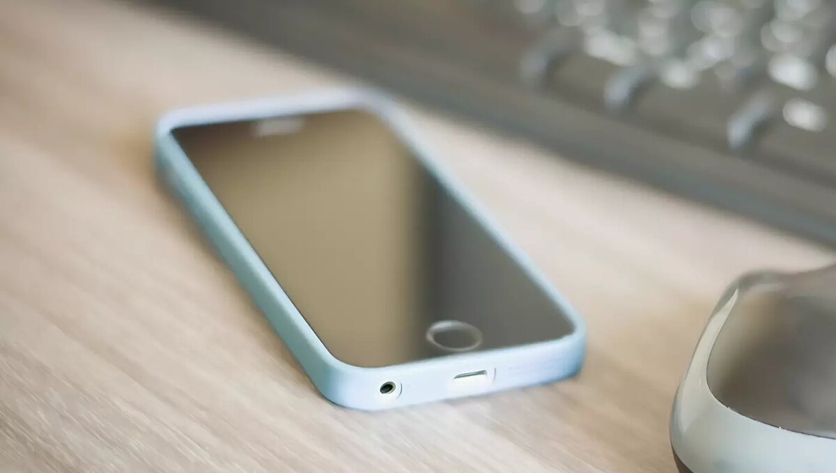     В России стремительно увеличивается рынок подержанных смартфонов. Россияне не только активно сдают, но и покупают б/у устройства. Участники рынка назвали модели, пользующиеся наибольшим спросом, а у покупателей гаджетов появилась возможность почувствовать себя министром.