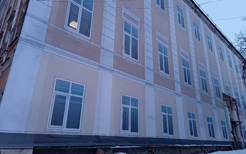    Фотофакт: здание в центре Воткинска затянули баннером