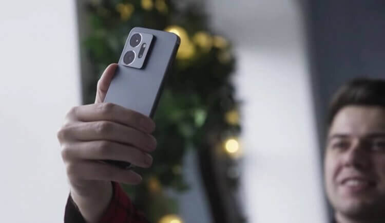    Никогда не задумывались, почему фронталка почти всегда снимает хуже основы?