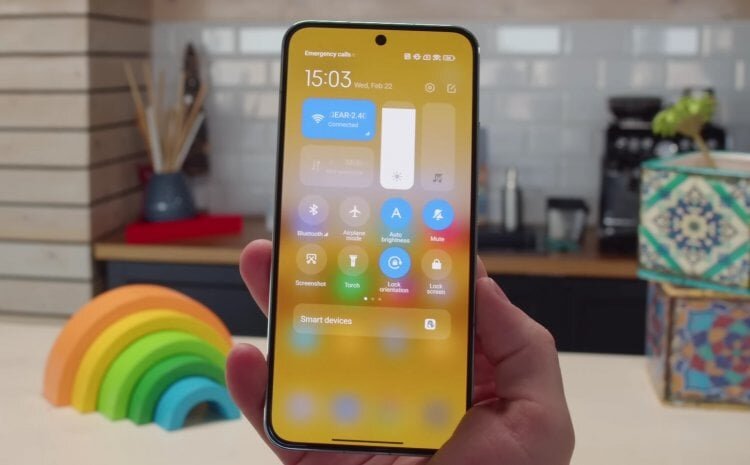    В маленький вырез большую камеру не спрячешь. Фото: GSMArena Official