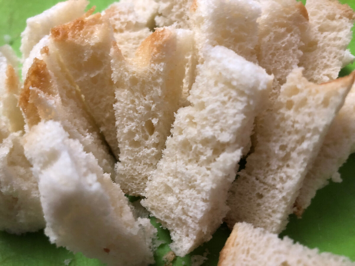 С батона нужно срезать корочку.