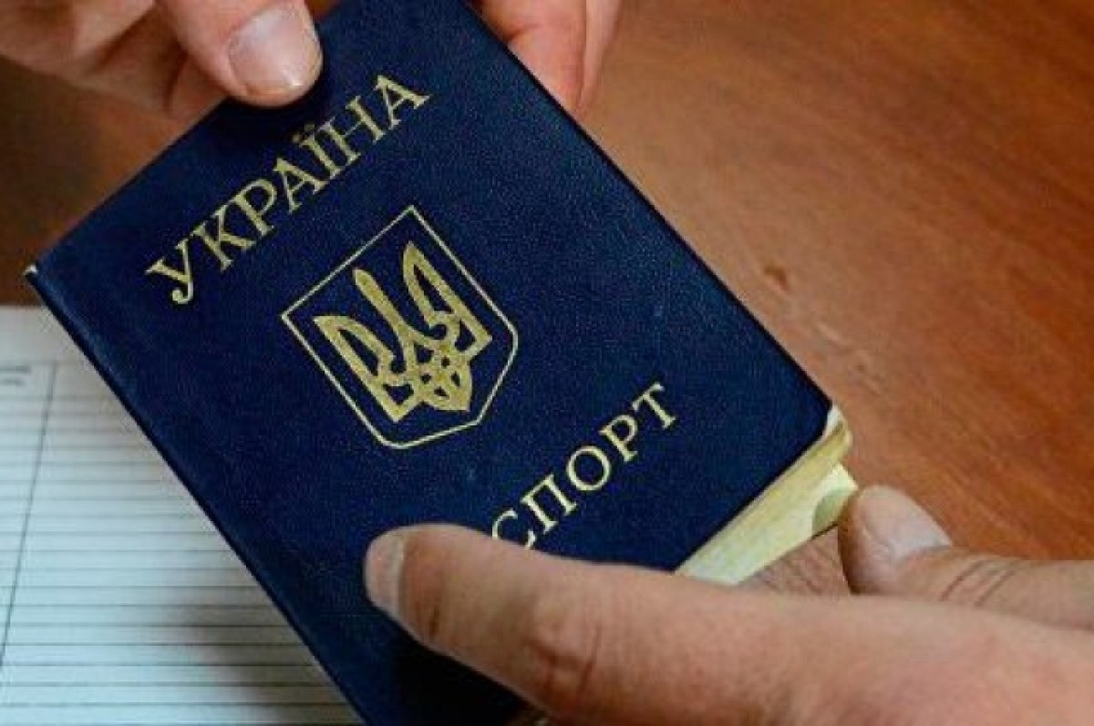    В Братиславе украинцы выстроились в огромную очередь на замену паспортов