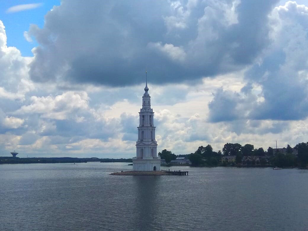 Затопленная колокольня рядом с городом Калязин