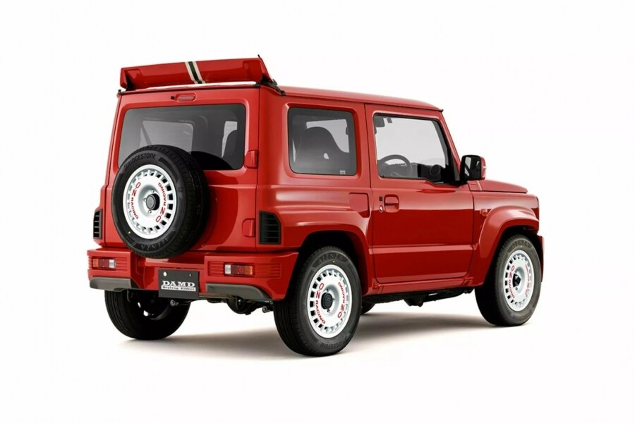 Японский тюнер Damd известен своими переделками Suzuki Jimny под Land Rover Defender и Mercedes G-класса, но его последние проекты для Токийского автосалона 2024 года добавляют маленькому внедорожнику-2