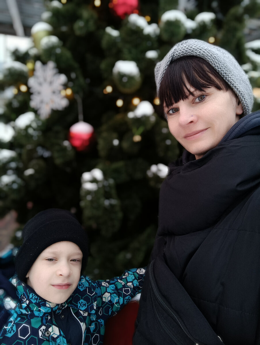 Ёлка все делает праздничным)