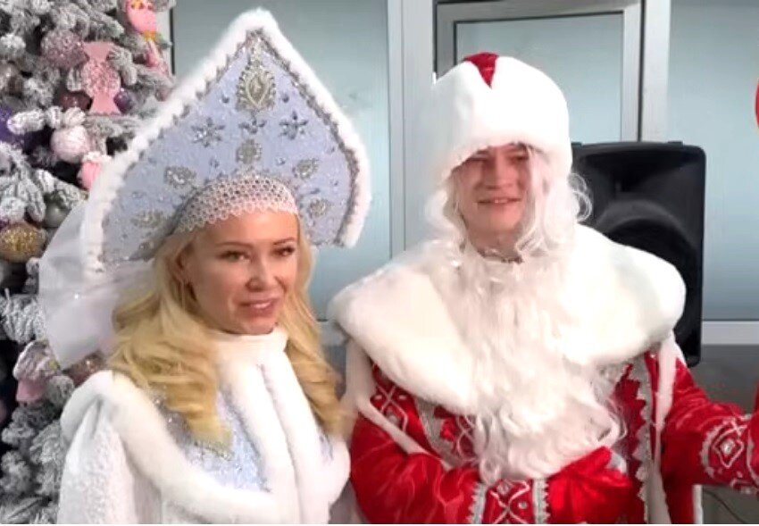 Е. Мизулина (Снегурочка) и Я. Дронов (Дед Мороз) в детской больнице