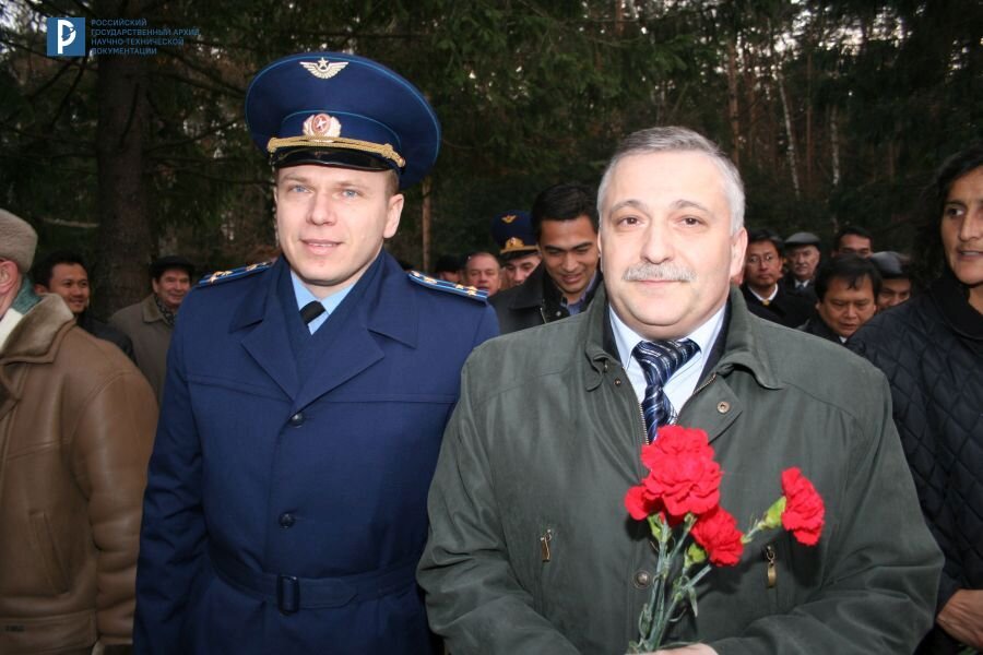 О.В. Котов, Ф.Н. Юрчихин во время торжественной встречи экипажа МКС-15 и участника полета экспедиции посещения № 13 (ЭП-13) в Звездном городке. 8 ноября 2007 г. РГАНТД. Ф. 99. Оп. 5-31. Д. 39.