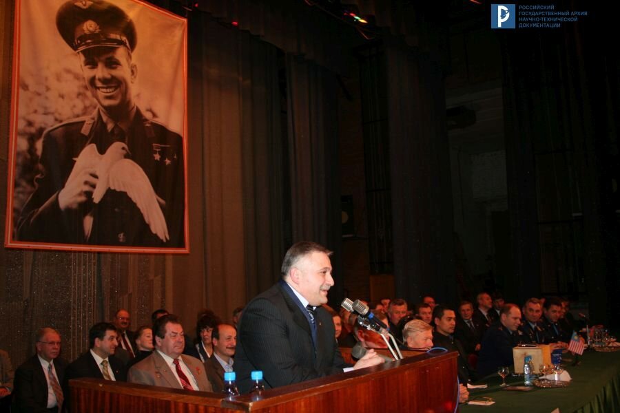 На торжественном собрании выступает Ф.Н. Юрчихин. Звездный городок. 8 ноября 2007 г. РГАНТД. Ф. 99. Оп. 5-31. Д. 108.