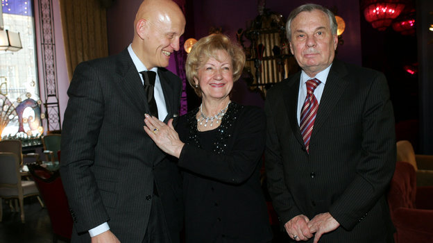 25 января 2006 года. Москва. Валентин и Лидия Ивановы со знаменитым итальянским арбитром Пьерлуиджи Коллиной на церемонии награждения премией «СЭ» «Золотая мантия». Фото Александр Федоров, «СЭ»