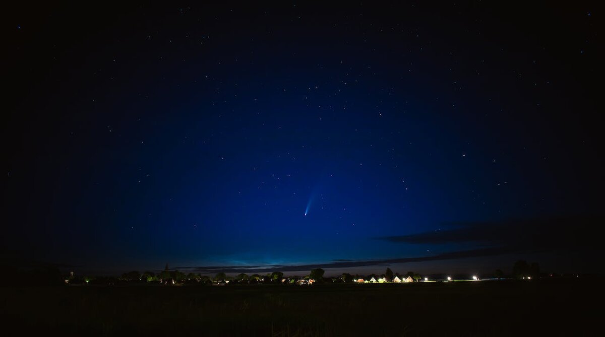 Яркая комета Neowise в 2020 году, Фотограф: Daan Rink: https://www.pexels.com/ru-ru/photo/9504145/
