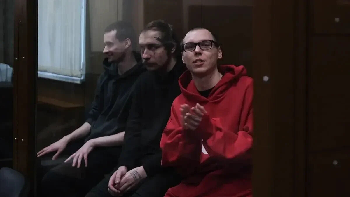 Первые поэты - зэки нашего времени. В красном худи Артём Камардин