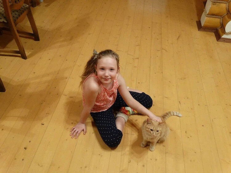 9-летняя Яна у себя дома