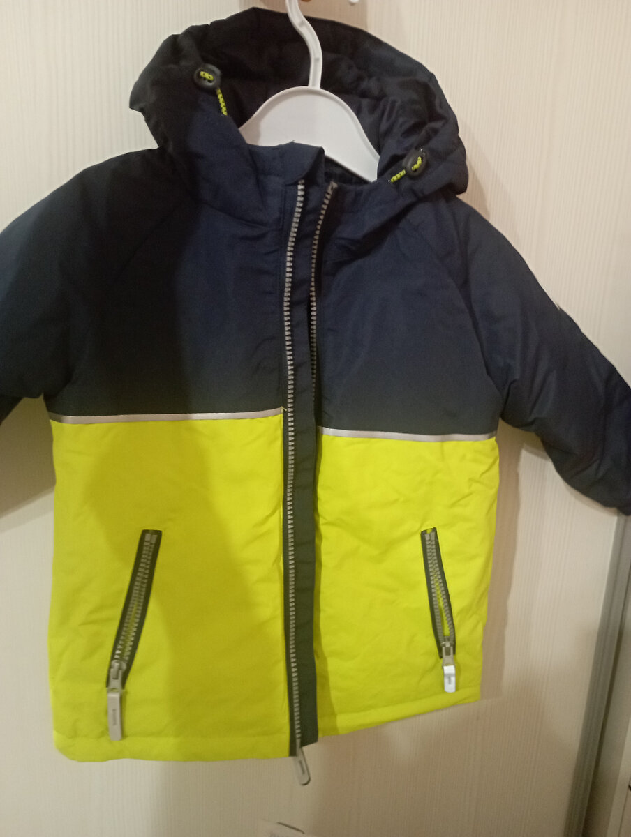 Куртка на теплую весну, внутри немного утеплена, а снаружи водо/ветра непроницаемая, капюшон регулируется по размеру головы малыша.