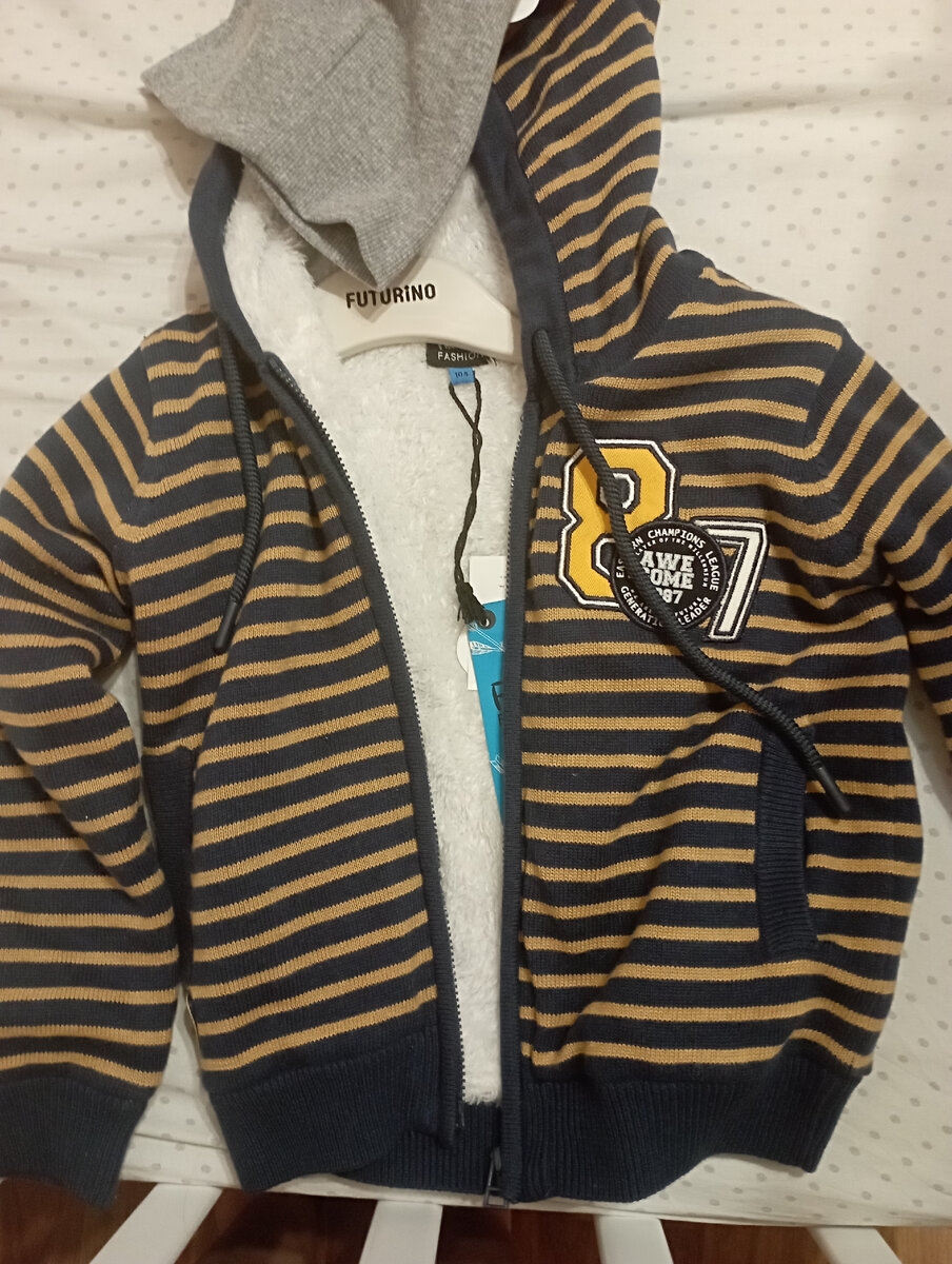 Кофту взяли, чтоб носить под жилет весенний (она с небольшим утеплителем внутри, на ощупь очень приятная, но скорее всего не очень практичная для повседневной носки.)