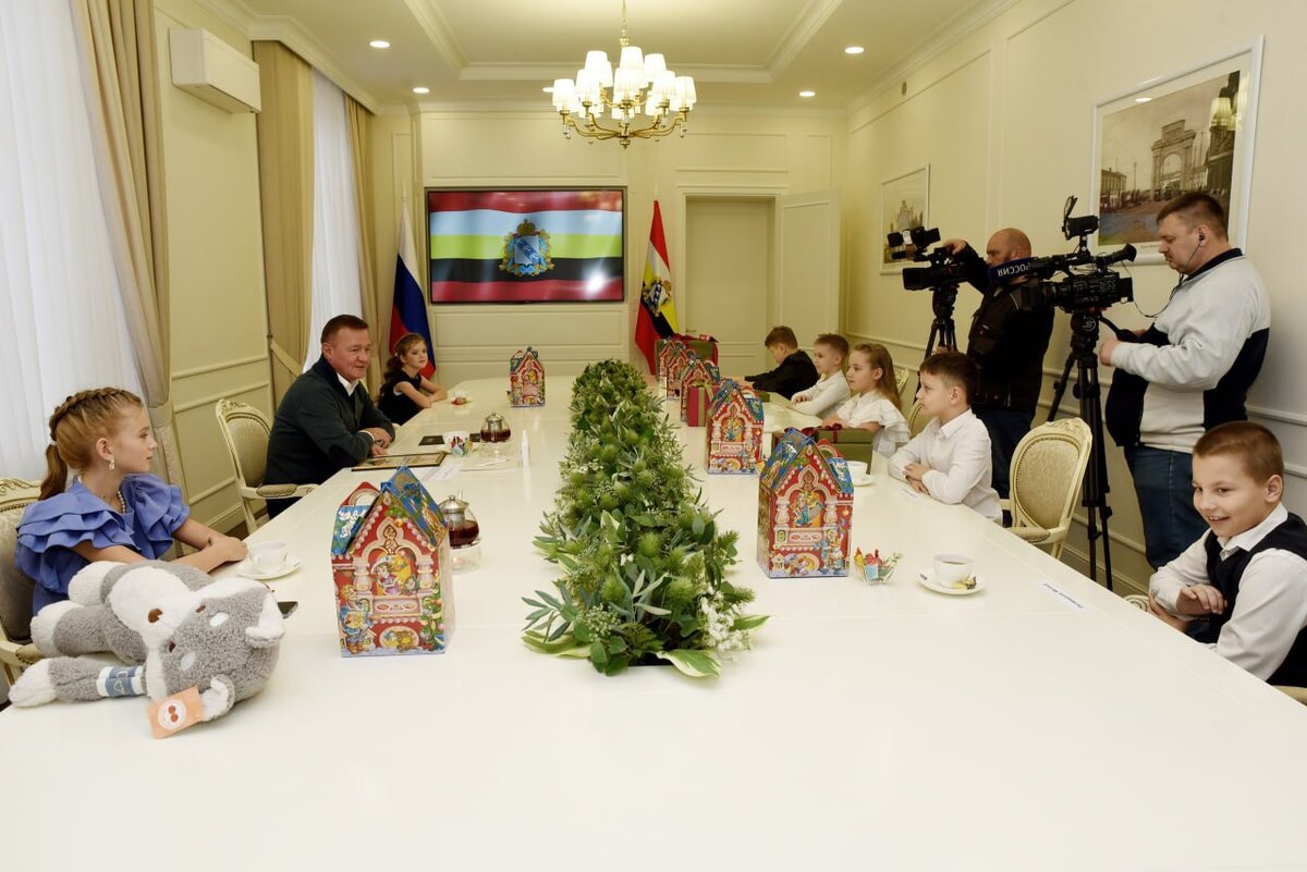    Роман Старовойт вручил юным курянам подарки на Новый год