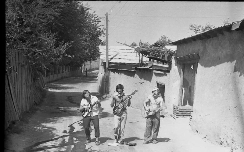 1971 год  Валера Богдашкин Олег Эльчибеков и автор снимка... Все в откр. дост. в св. простр. 