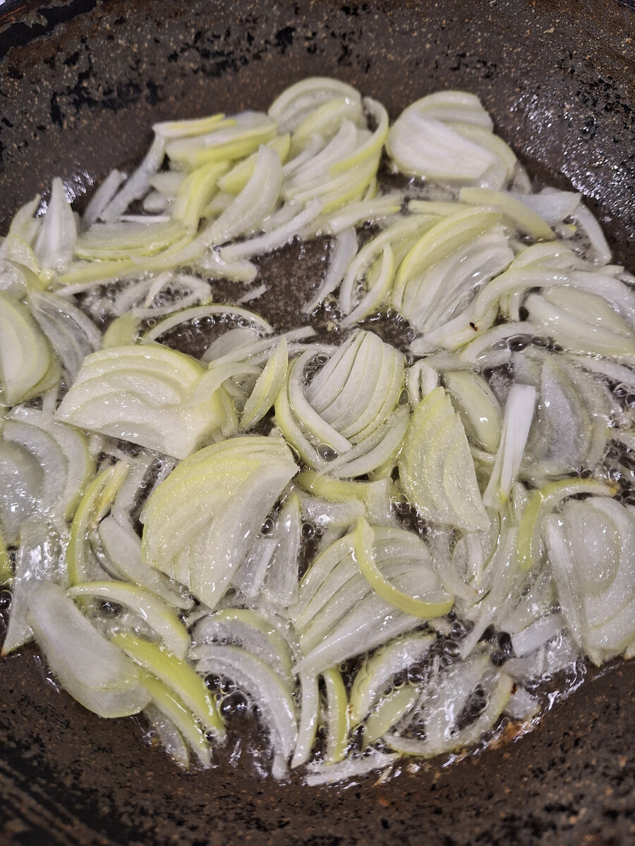 Обжариваем лук