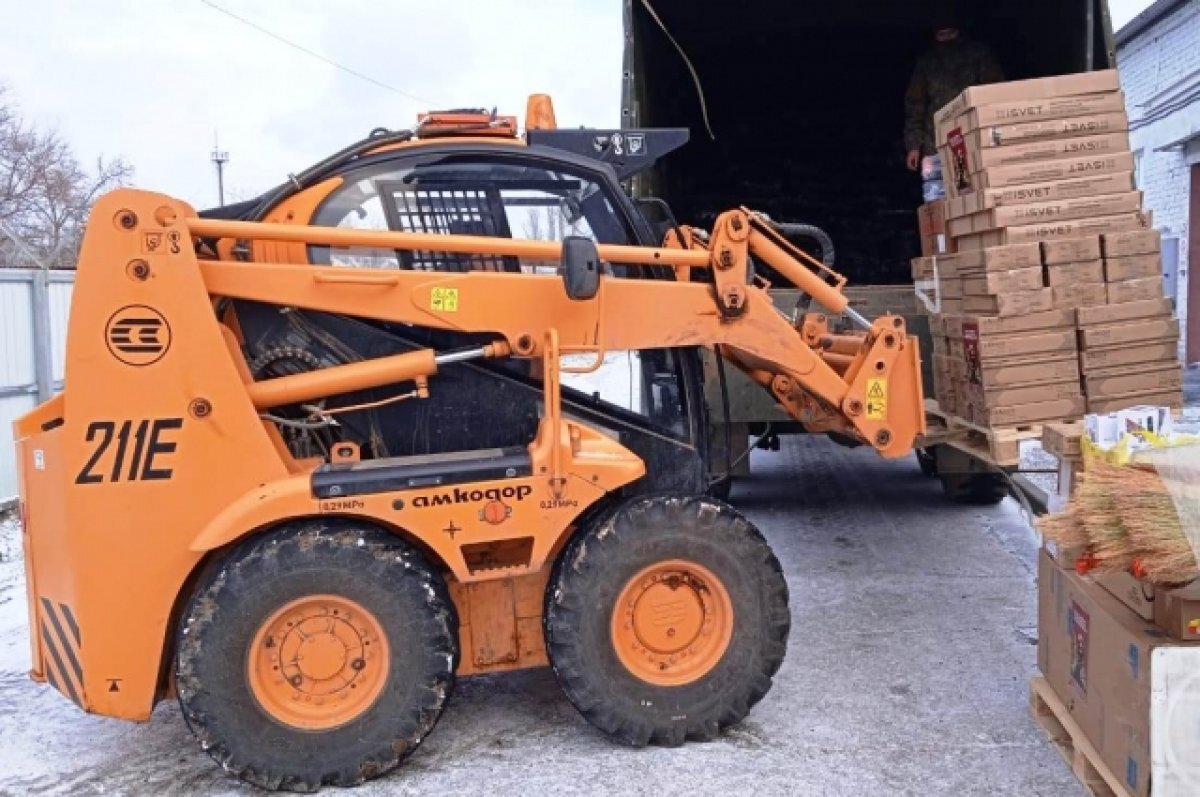    Две машины, инструменты и оборудование отправили волгоградцы в зону СВО