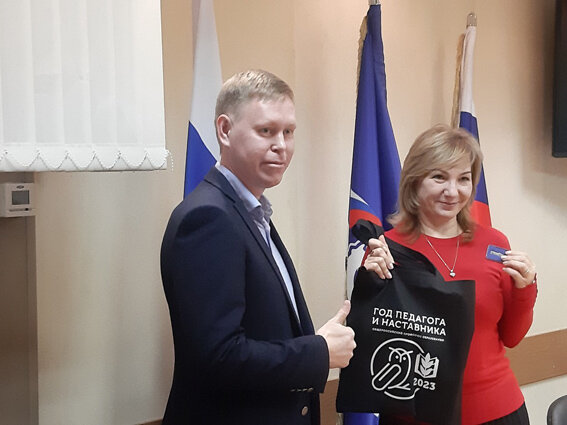    Максим ГРИШИН вручает знак «Наставник» Ларисе ТУТОВОЙ