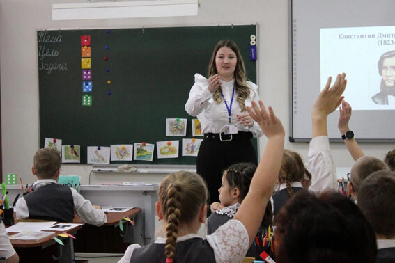    Анастасия БРЫНИНА, учитель Комьянской школы Грязовецкого района, провела занятие по внеклассному чтению в 4-м классе