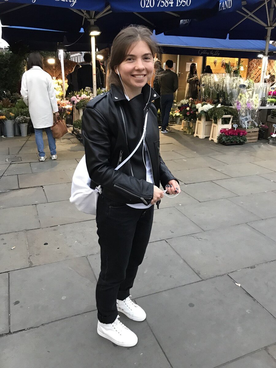 Даша не подписала какого года первый снимок. Но я не вижу разницы с последних школьных лет.