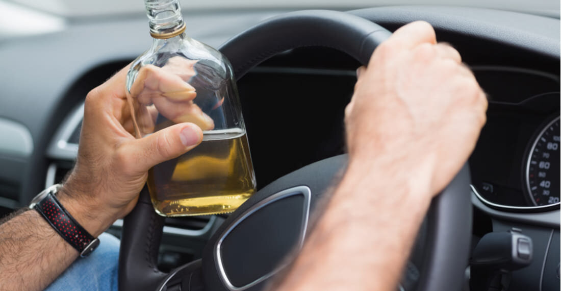 Ежегодно в России происходят сотни дорожных аварий по вине пьяных водителей.