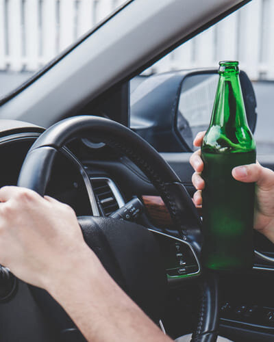 Ежегодно в России происходят сотни дорожных аварий по вине пьяных водителей.-2