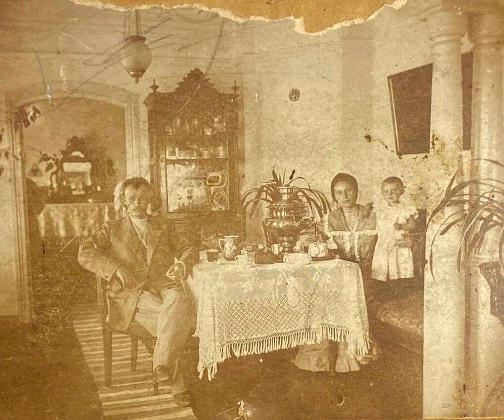 Семья Василия Сергеевича Астафьева в парадной гостиной своего дома в Хвалынска. На потолке - будуарный фонарь с функцией основной люстры. Нач. ХХ в.