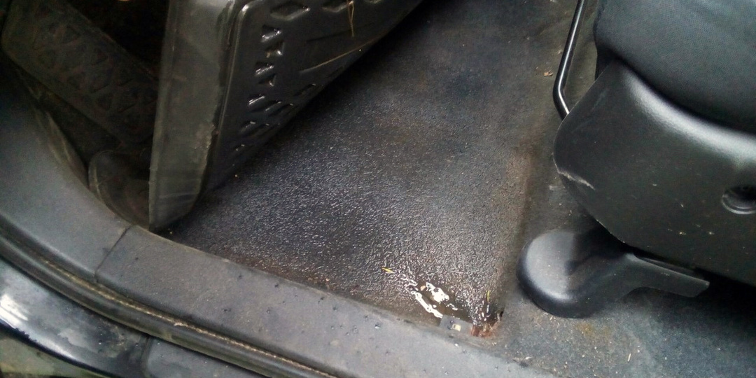 Вода под ковриками автомобиля: откуда она там появляется и что делать