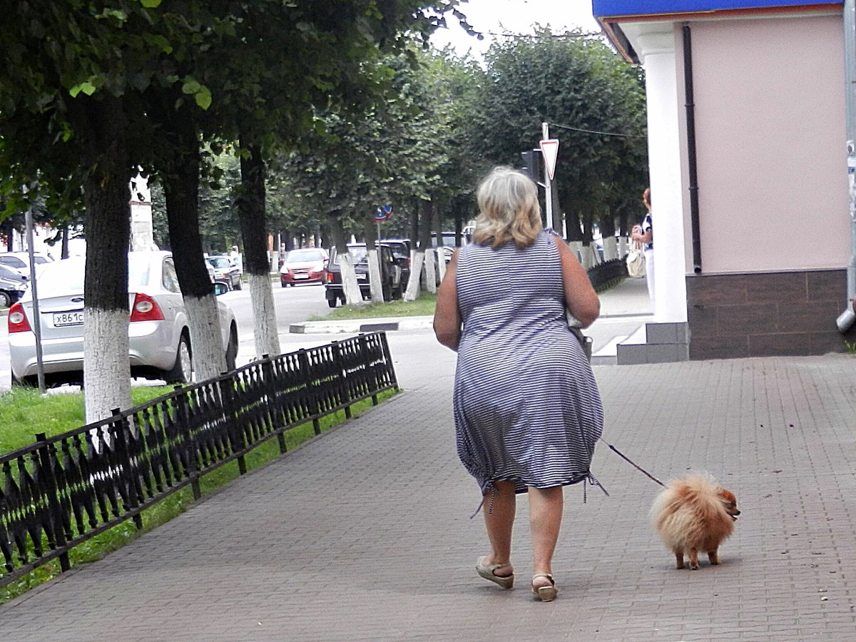 Бабы жирные на улице. Дама с собачкой на прогулке. Толстая женщина на улице. Женщина гуляет.