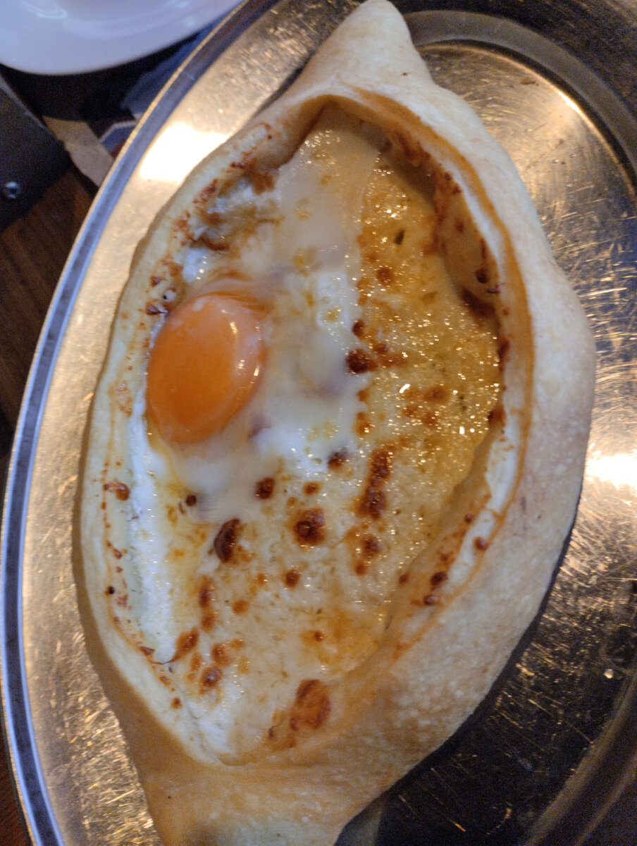 Это хачапури мы принесли домой, съесть не хватило сил.