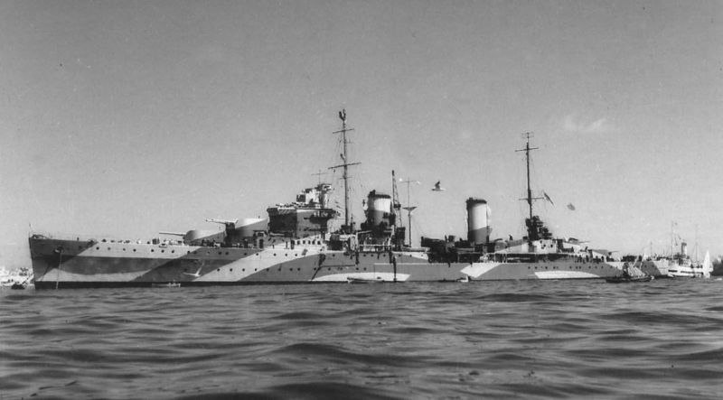 Австралийский лёгкий крейсер HMAS Perth в порту Александрии, Египет, январь 1941 года