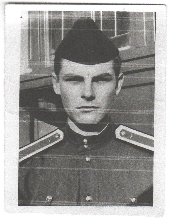 Фотографии сняты в 70–х годах. Точная дата съёмки родственникам неизвестна. На фото лётчик Рубаненко Валерий Александрович, совершивший подвиг.