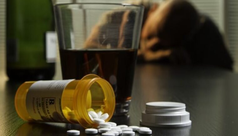 Показаниями к применению Парацетамола считается болевой синдром от слабой до умеренной интенсивности. В том числе медикамент применяется при мигрени, невралгии, боли в мышцах, при травмах. Препарат позволяет снижать температуру при инфекционно — воспалительных болезнях вне зависимости от уровня повышения температуры тела.