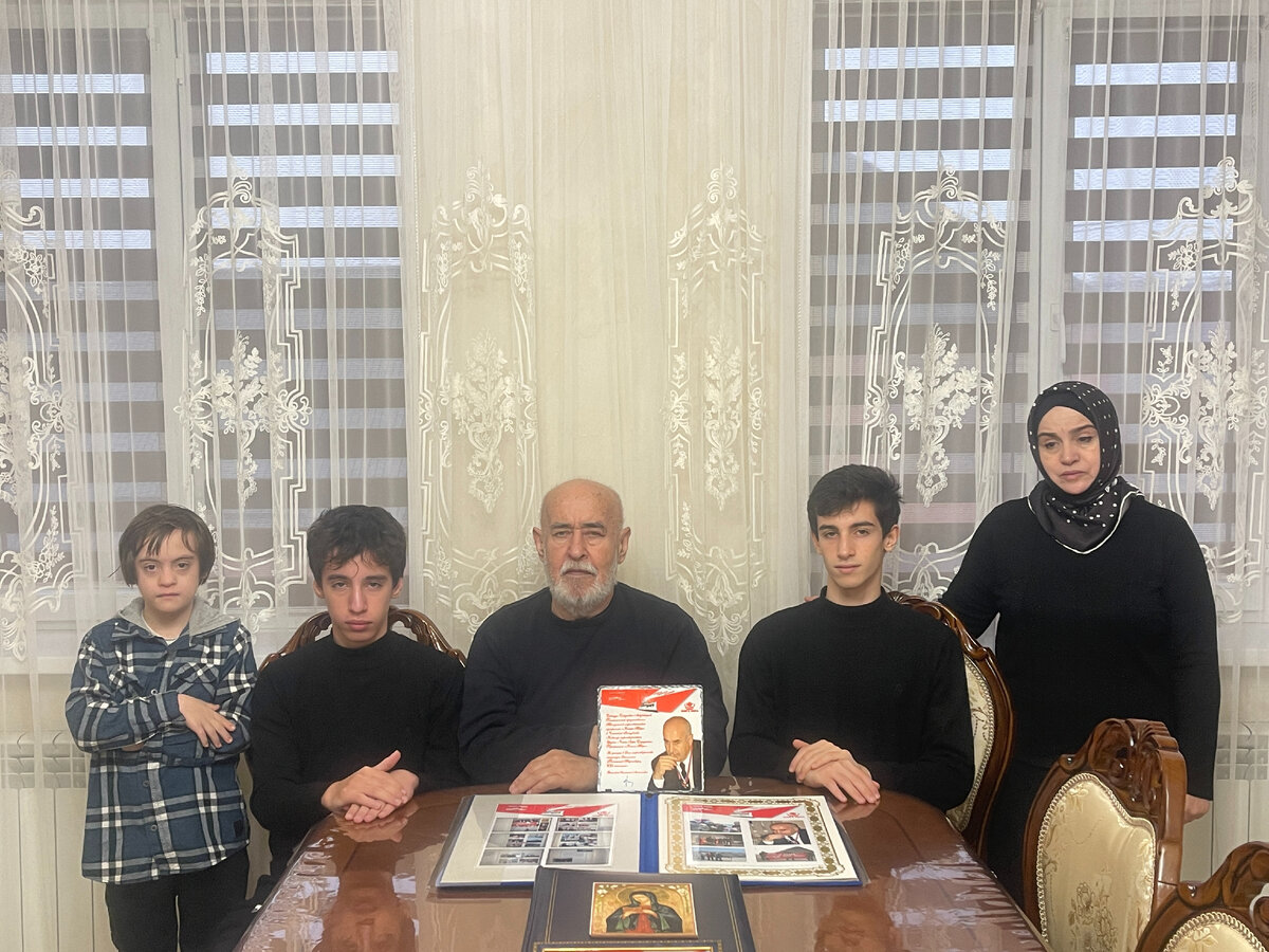 24.12.2023г. Чеченская Республика, с. Автуры. Фото семьи Сайпуди Сайдиевича Абубакарова (три младших сына: Ибрагим, Абдул-Керим, Абдул-Кадар и жена Шахадат) после Торжественной Церемонии вручения ему Диплома о награждении почётным званием "Заслуженный миротворец XXI столетия".