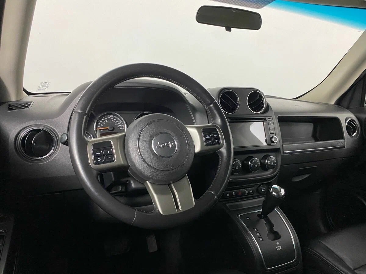 Нештатная мультимедиа с горем по полам вносит разнообразие в салон.