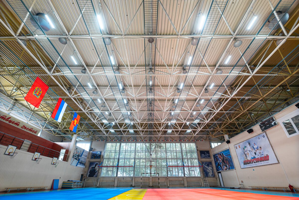  светодиодное освещение спортивного зала в г. Красноярске на ул. Джамбульская компанией ООО "СПК"