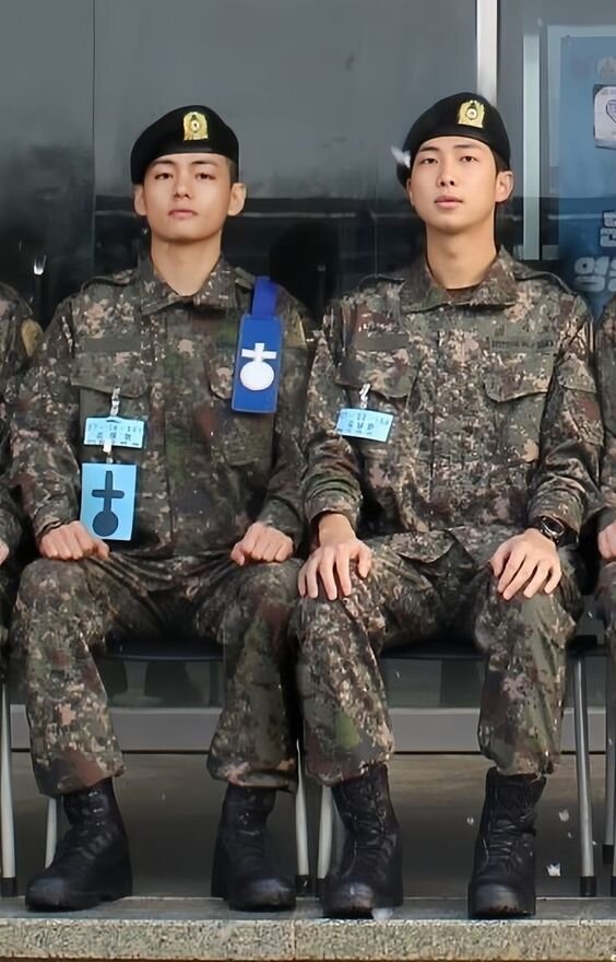 А с помощью монтажа это легко исправить .. и перед нами солдатский дуэт Намджун - Тэхён