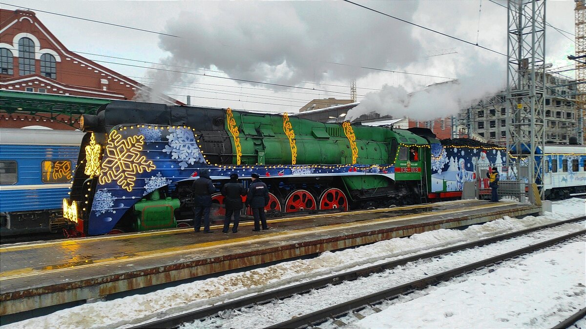 П36-0031 прибыл с поездом Деда Мороза на Белорусский вокзал.