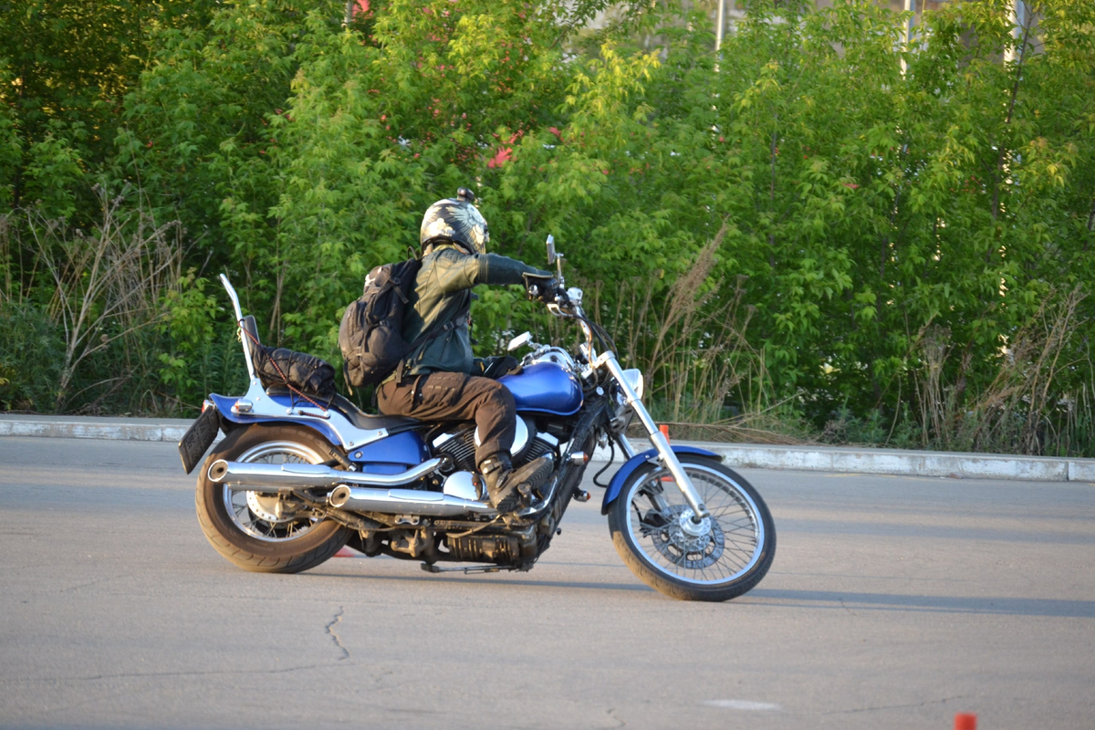 Первый раз шоркнуть подножкой в повороте - пугает, а потом как само собой разумеещееся 