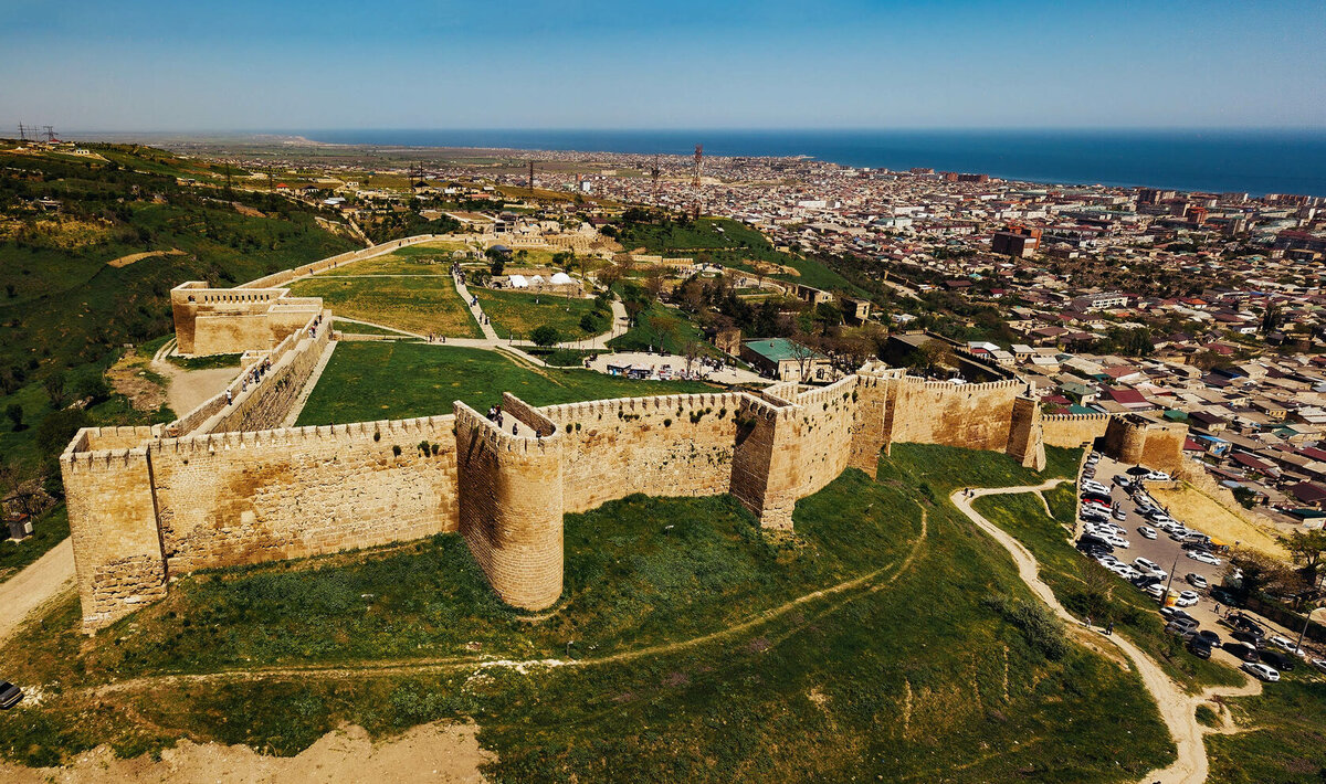 Крепость нарын кала история. Нарын-кала Дербент. Крепость Нарын-кала в Дербенте. Цитадель Нарын кала. Дагестан крепость в Дербенте.